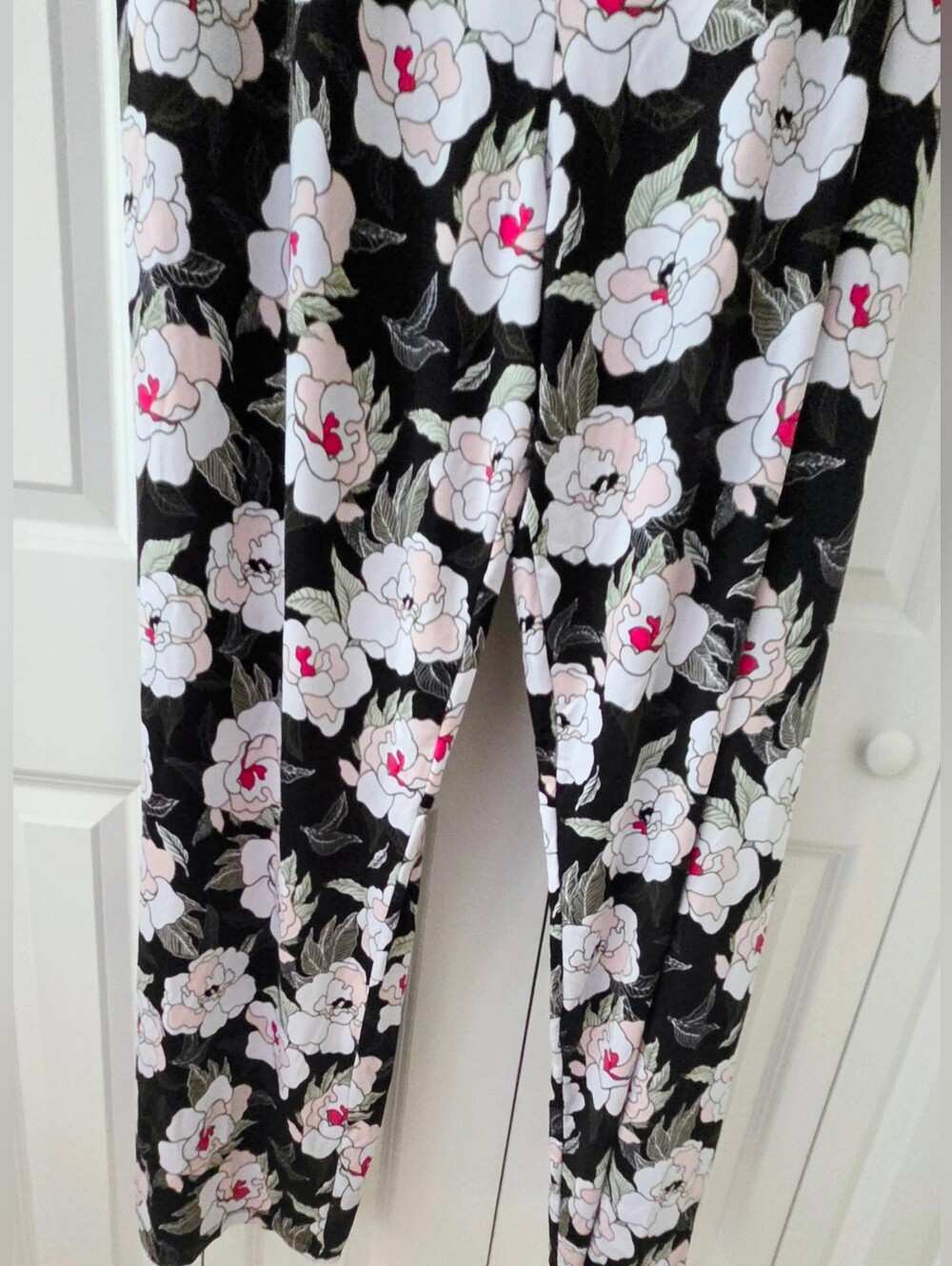 Floral Print Women's Leggings - Black with Pink & White Flowers
